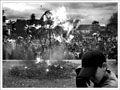 photo noir et blanc d'un bucher en flammes