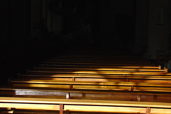 Bancs dans une église